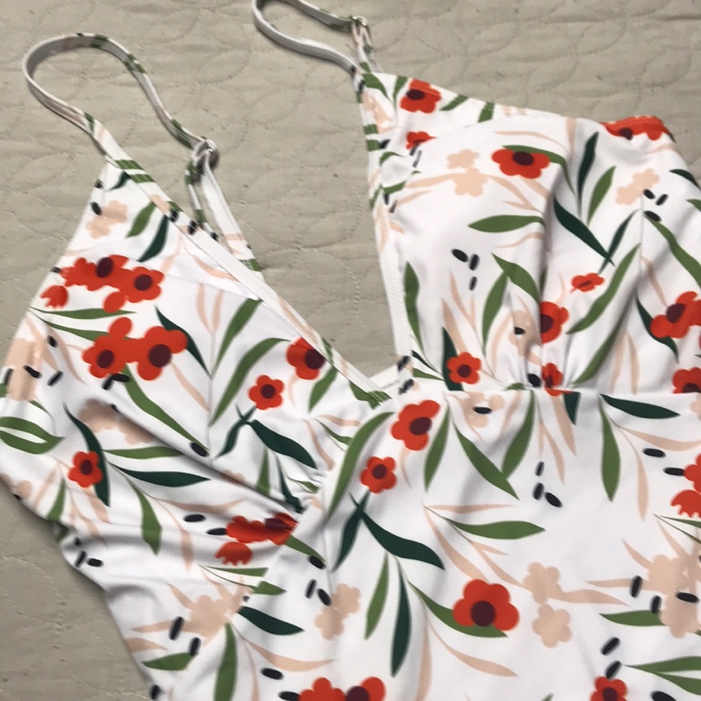 Bathing suit. - Picture 3 of 4